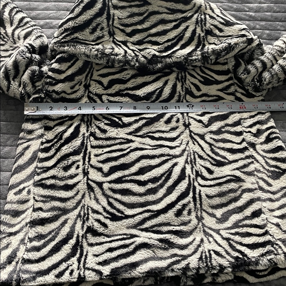 Alice + Olivia Zebra Print Faux Fur Jacket EUC - Picture 12 of 15